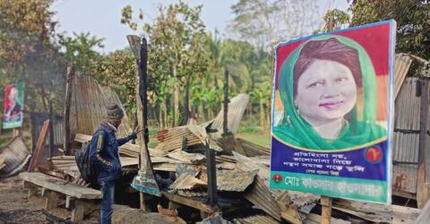 বাউফলে গভীর রাতে বিএনপি কার্যালযয়ে দুর্বৃত্তদের আগুন