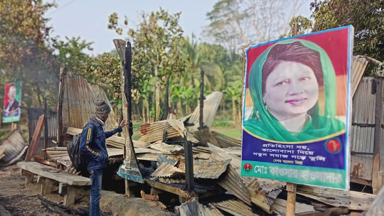 বাউফলে গভীর রাতে বিএনপি কার্যালযয়ে দুর্বৃত্তদের আগুন