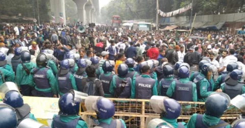 যমুনা অভিমুখে ছাত্র-জনতার পদযাত্রা শাহবাগে আটকে দিলো পুলিশ