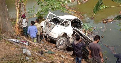 ফরিদপুরে ট্রেনের ধাক্কায় মাইক্রোবাস পুকুরে, নিহত ৫