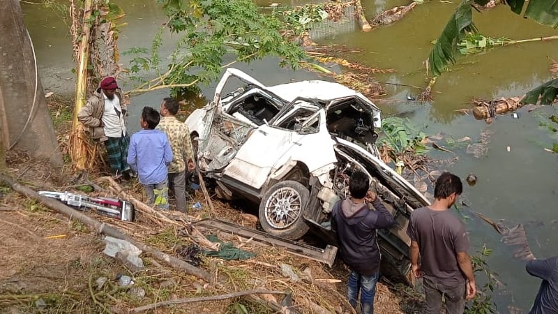 ফরিদপুরে ট্রেনের ধাক্কায় মাইক্রোবাস পুকুরে, নিহত ৫