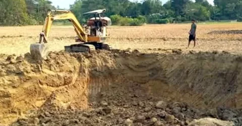 অবৈধভাবে বালু উত্তোলন ও টপসয়েল কাটা থামছে না লোহাগাড়ায়