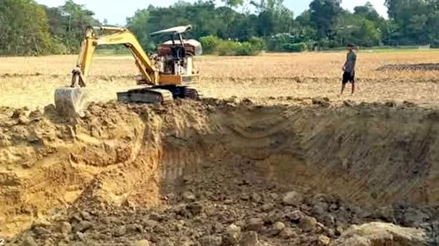 অবৈধভাবে বালু উত্তোলন ও টপসয়েল কাটা থামছে না লোহাগাড়ায়