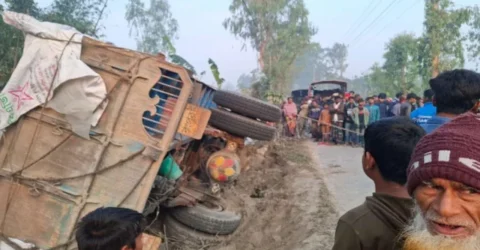 নিয়ন্ত্রণ হারিয়ে বসতঘরে মালবাহী ট্রাক, প্রাণ গেল ঘুমন্ত নারীর