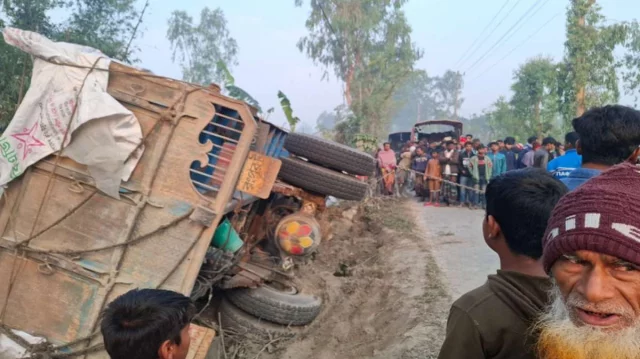 নিয়ন্ত্রণ হারিয়ে বসতঘরে মালবাহী ট্রাক, প্রাণ গেল ঘুমন্ত নারীর