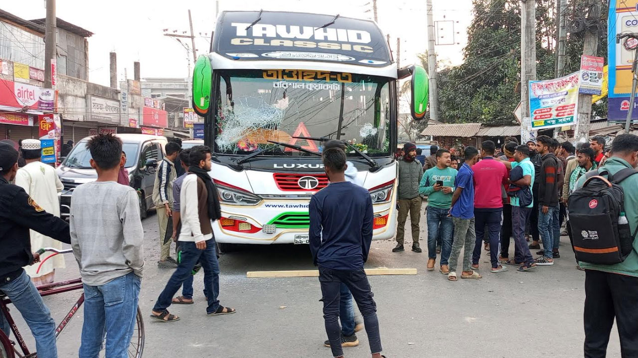 শ্রমিকদের জীবনের নিরাপত্তা চেয়ে বরিশালের ১৬ রুটে বাস ধর্মঘট