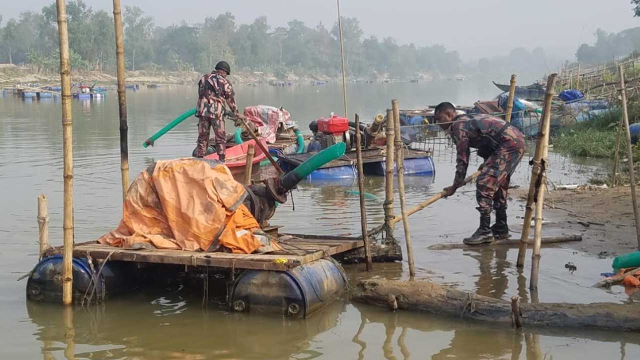 ফেনীতে বালু উত্তোলন বন্ধে টাস্কফোর্সের অভিযান, ১০১টি মেশিন জব্দ