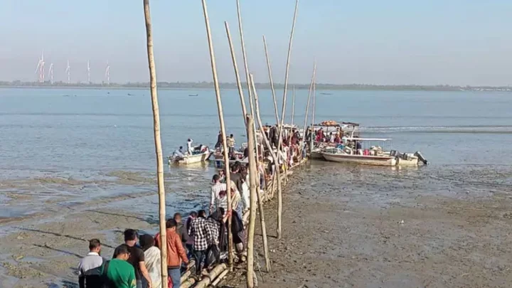 জেটিতে খরচ দেড় কোটি টাকা, তবু উঠতে হয় কাদা মাড়িয়ে