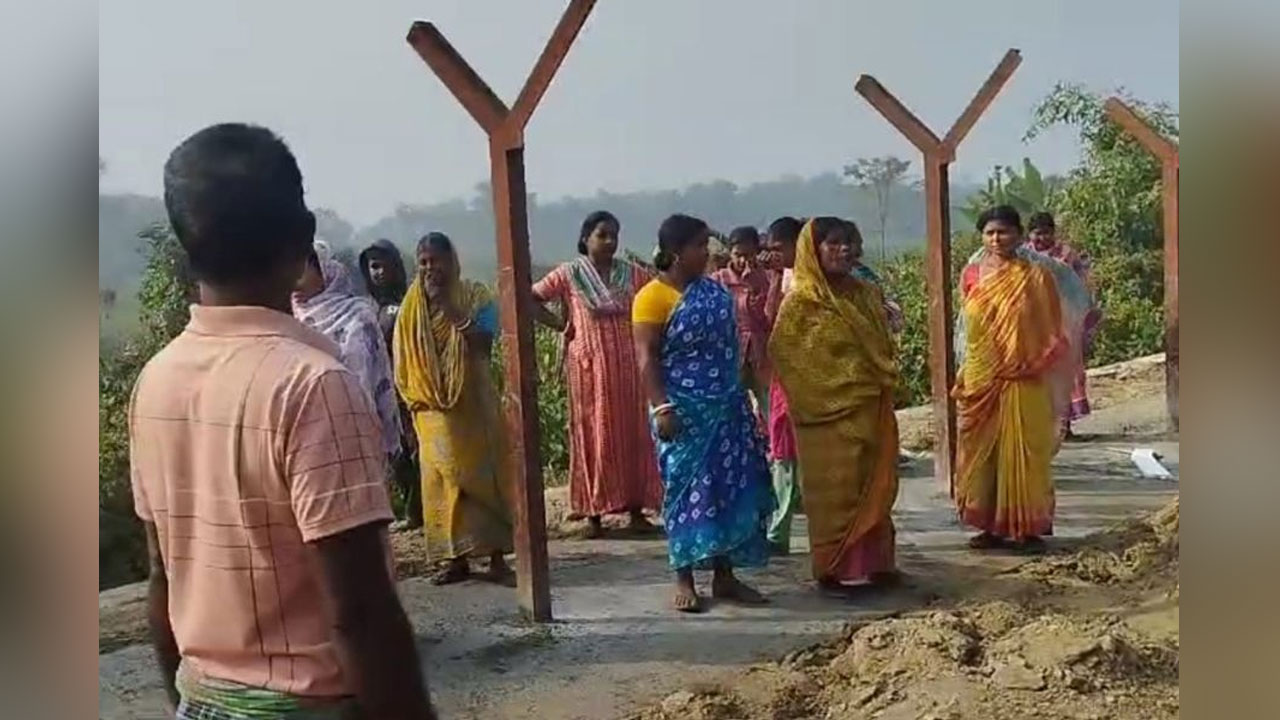 ভারতীয়দের বিক্ষোভের মুখে বিএসএফ, বন্ধ কাঁটাতারের বেড়া দেওয়ার কাজ