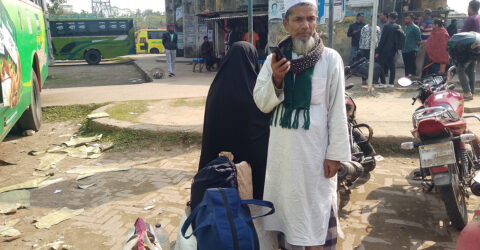 পিরোজপুর বাস কাউন্টারে অপেক্ষার প্রহর গুনছেন যাত্রীরা