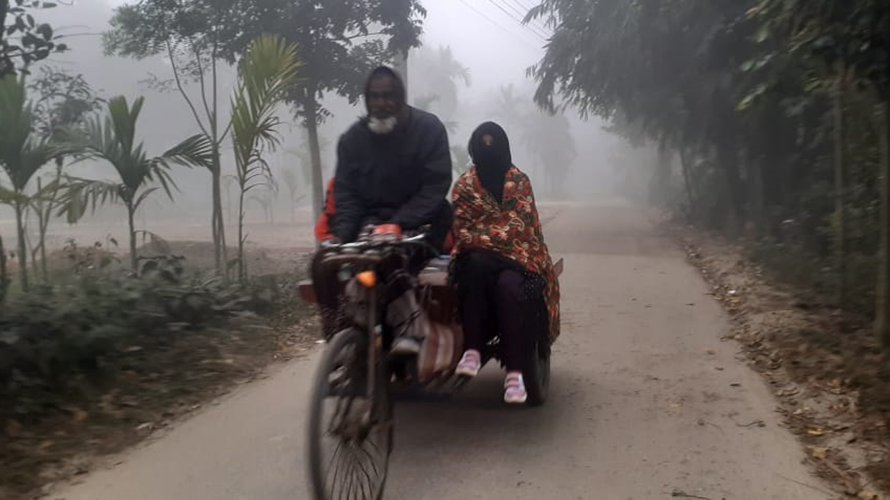 তাপমাত্রা মিলে গেল বিদায়ী বছরের ১ জানুয়ারির সঙ্গে ঘন কুয়াশার আবরণে পঞ্চগড়, কাবু হিমেল বাতাসে