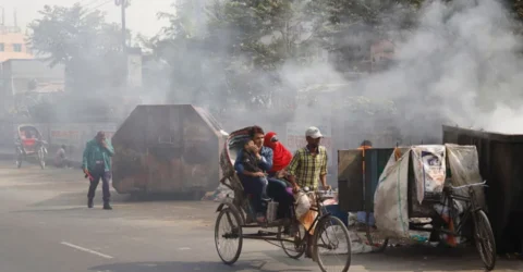 রাজধানীর ৬ স্থানে আজ সকালে ভয়ানক দূষণ