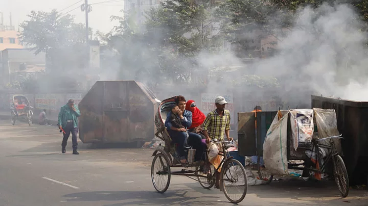 রাজধানীর ৬ স্থানে আজ সকালে ভয়ানক দূষণ