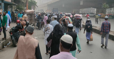 ১০ টাকার ভাড়া চাইছে ১০০ টাকা, পায়ে হেঁটেই রওনা হয়েছেন অনেকে