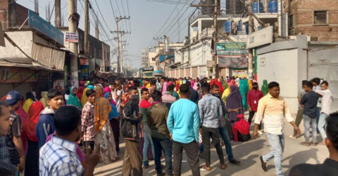 আশুলিয়ায় বকেয়া বেতন ও কারখানা খুলে দেওয়ার দাবিতে সড়ক অবরোধ