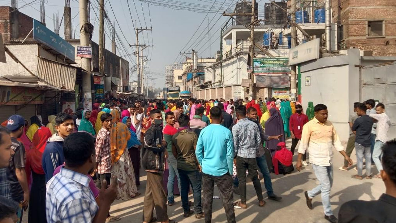 আশুলিয়ায় বকেয়া বেতন ও কারখানা খুলে দেওয়ার দাবিতে সড়ক অবরোধ