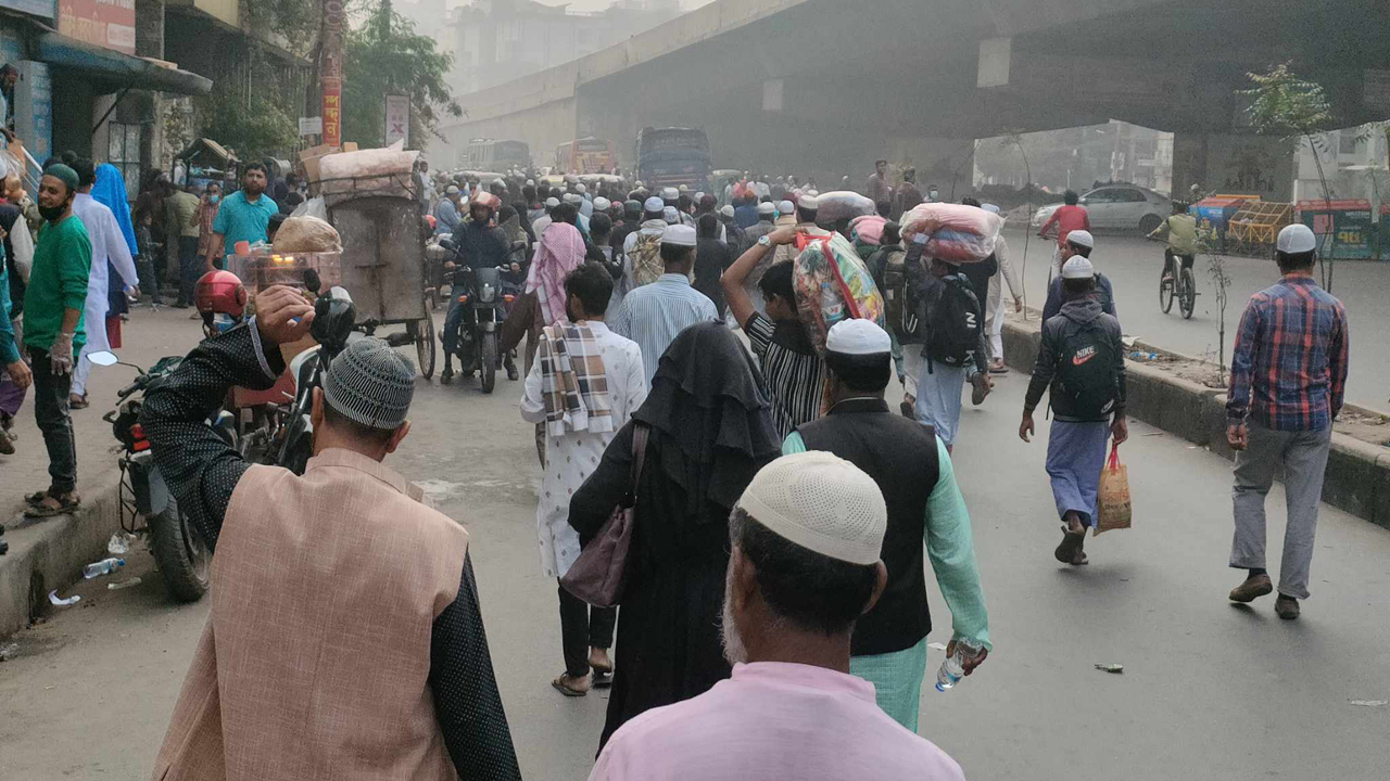 ১০ টাকার ভাড়া চাইছে ১০০ টাকা, পায়ে হেঁটেই রওনা হয়েছেন অনেকে