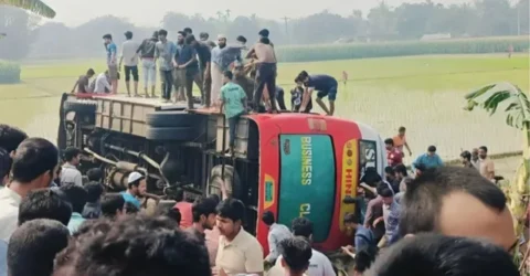 নিয়ন্ত্রণ হারিয়ে উল্টে গেল ইবি শিক্ষার্থীবাহী বাস, আহত ২৫