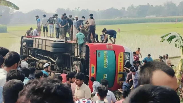 নিয়ন্ত্রণ হারিয়ে উল্টে গেল ইবি শিক্ষার্থীবাহী বাস, আহত ২৫