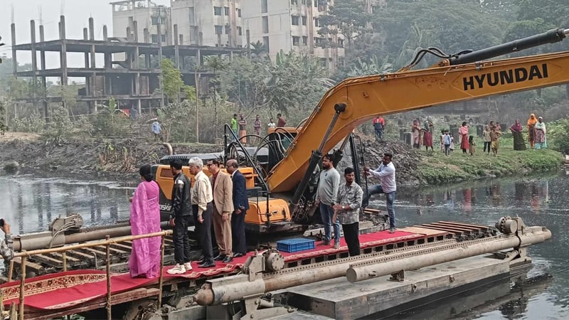 লাল গালিচায় খালে নেমে খননের উদ্বোধন করলেন ৩ উপদেষ্টা