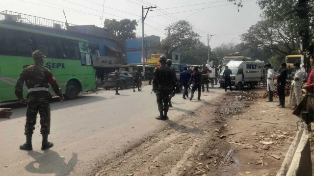 রাজশাহীতে টিসিবির কার্ড নিয়ে বিএনপির ২ গ্রুপের সংঘর্ষ