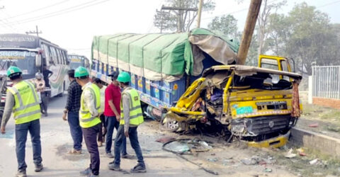 বাস-ট্রাক-প্রাইভেটকারের ত্রিমুখী সংঘর্ষ, আহত ৬৩