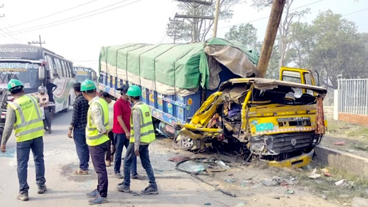 বাস-ট্রাক-প্রাইভেটকারের ত্রিমুখী সংঘর্ষ, আহত ৬৩