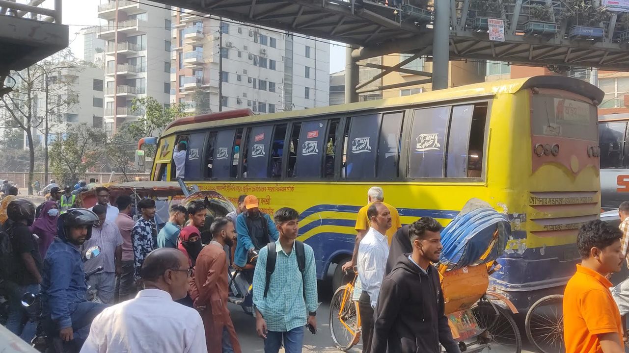 আজও সড়কে গণপরিবহন সংকট-ধীরগতি, চরম ভোগান্তি রাজধানীবাসীর