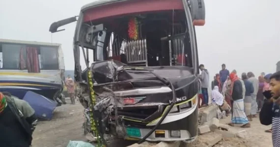 ঘন কুয়াশায় ঢাকা-রংপুর মহাসড়কে দুর্ঘটনার কবলে ৬ গাড়ি, আহত ২৫