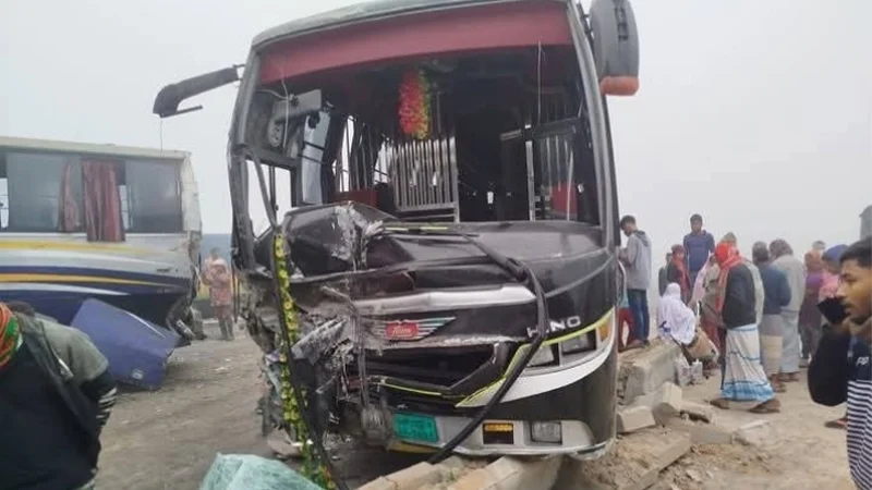 ঘন কুয়াশায় ঢাকা-রংপুর মহাসড়কে দুর্ঘটনার কবলে ৬ গাড়ি, আহত ২৫