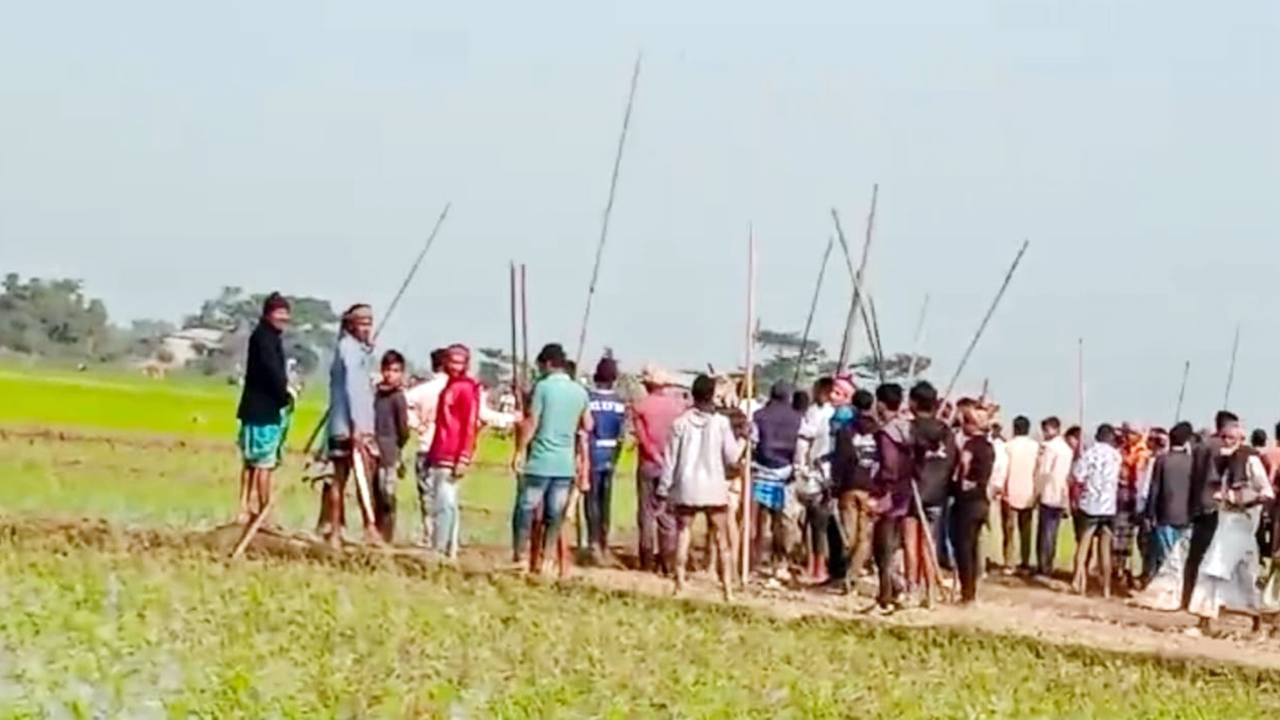 গরুতে ধান খাওয়া নিয়ে দুই গ্রামের সংঘর্ষ, আহত ৪০