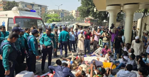 টানা ২৬ ঘণ্টা ধরে প্রধান উপদেষ্টার কার্যালয়ের ফটকে অবস্থানে আহতরা