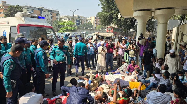 টানা ২৬ ঘণ্টা ধরে প্রধান উপদেষ্টার কার্যালয়ের ফটকে অবস্থানে আহতরা