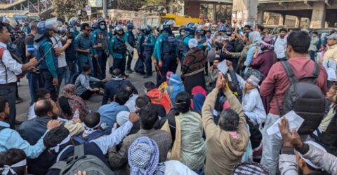 শাহবাগ মোড়ে সুপারিশপ্রাপ্ত শিক্ষকদের অবরোধ, যান চলাচল বন্ধ