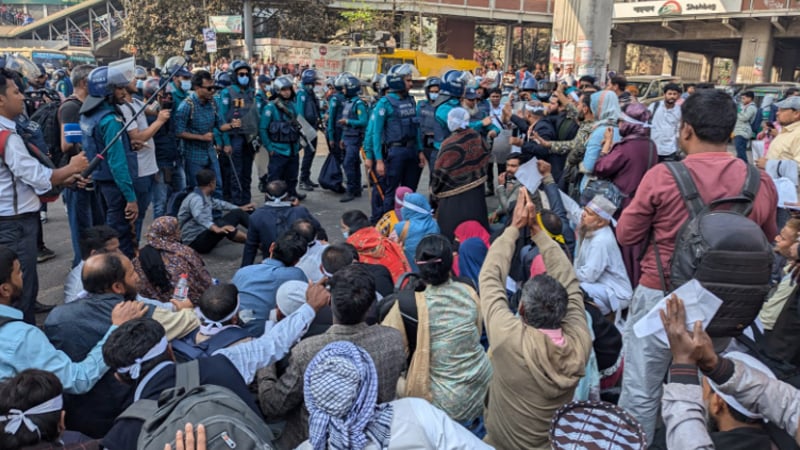 শাহবাগ মোড়ে সুপারিশপ্রাপ্ত শিক্ষকদের অবরোধ, যান চলাচল বন্ধ