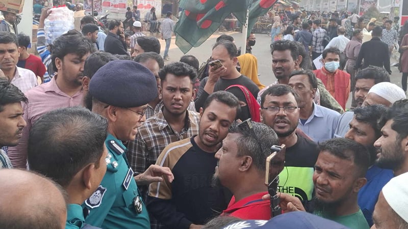 প্রধান উপদেষ্টা না আসলে শাহবাগ ছাড়বেন না শহীদ পরিবারের সদস্যরা