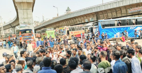 ‘যেখানে-সেখানে’ যাত্রী তোলার দাবিতে সড়ক অবরোধ বাস শ্রমিকদের