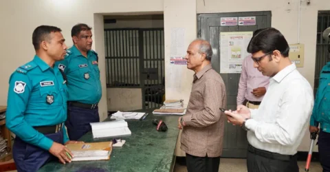 ভোরে ঢাকার ৪ থানা পরিদর্শন স্বরাষ্ট্র উপদেষ্টার, এসআই-কনস্টেবল বরখাস্ত