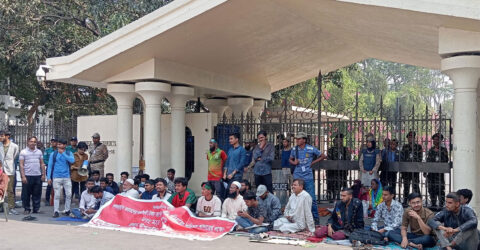 টানা ২৬ ঘণ্টা ধরে প্রধান উপদেষ্টার কার্যালয়ের গেটে অবস্থানে আহতরা