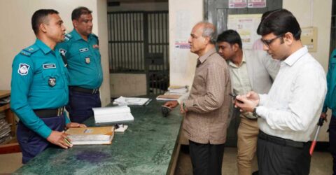 থানা পরিদর্শনে স্বরাষ্ট্র উপদেষ্টা, অবহেলায় এসআই-কনস্টেবল বরখাস্ত