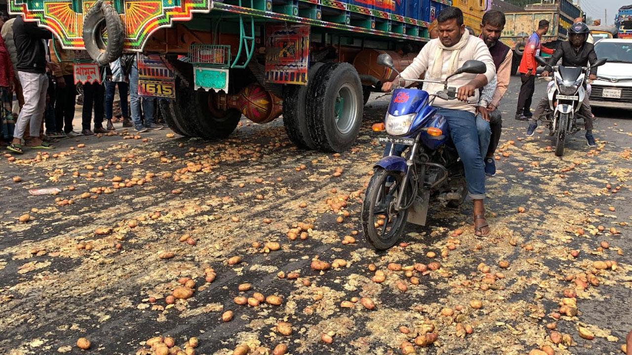 হিমাগারে আলু সংরক্ষণের ভাড়া দ্বিগুণ করার প্রতিবাদ