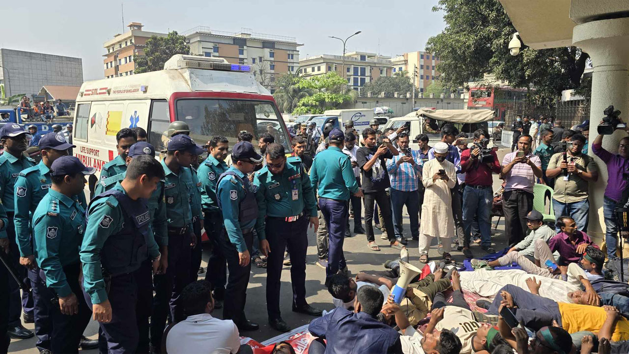 প্রধান উপদেষ্টার কার্যালয়ে অ্যাম্বুলেন্স যেতে দেয়নি আন্দোলনরতরা