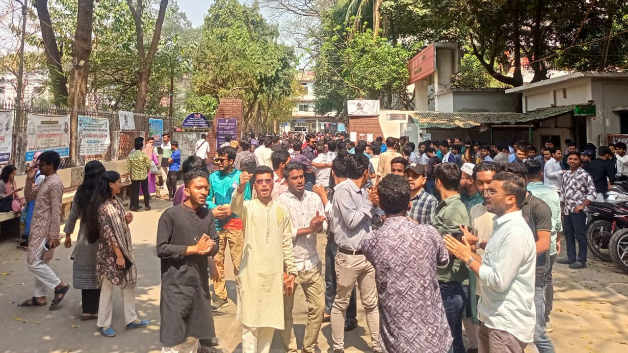 তিতুমীর শিক্ষার্থীদের দাবি শিক্ষার্থীদের মারধরে জড়িতদের বিচার করতে হবে