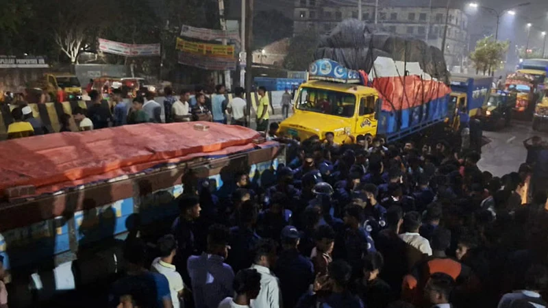 সাভারে বকেয়া বেতনের দাবিতে শ্রমিকদের মহাসড়ক অবরোধ