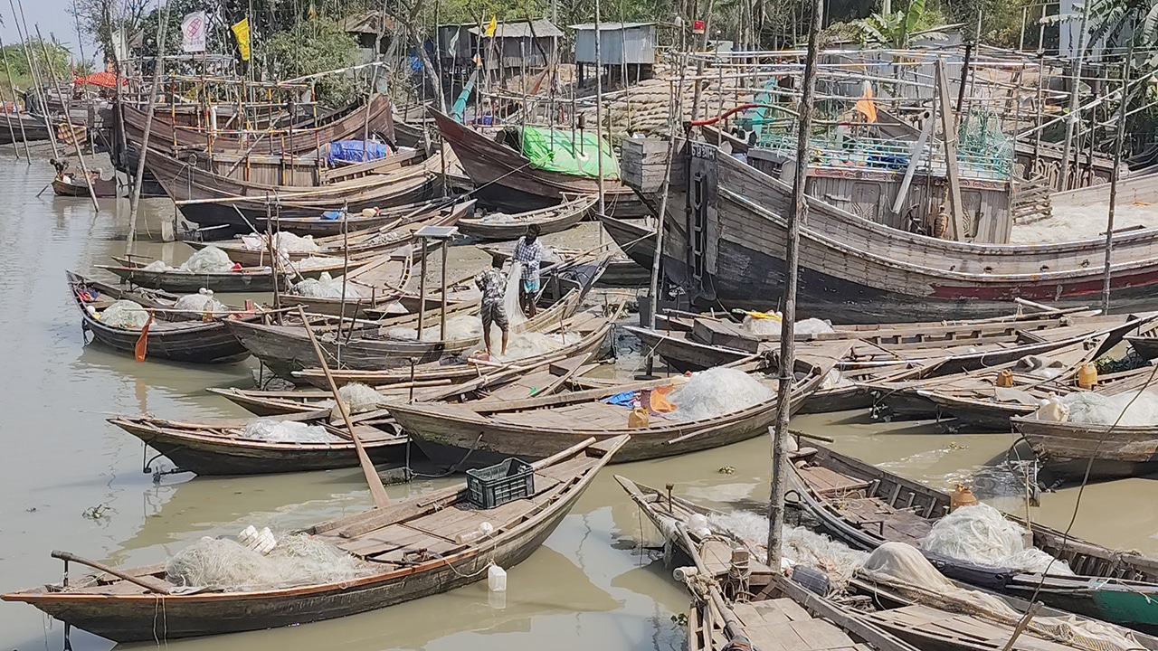 মাছ শিকারে নিষেধাজ্ঞা সপ্তাহ পেরিয়ে গেলেও ভোলার জেলেদের ভাগ্যে জোটেনি খাদ্য সহায়তা