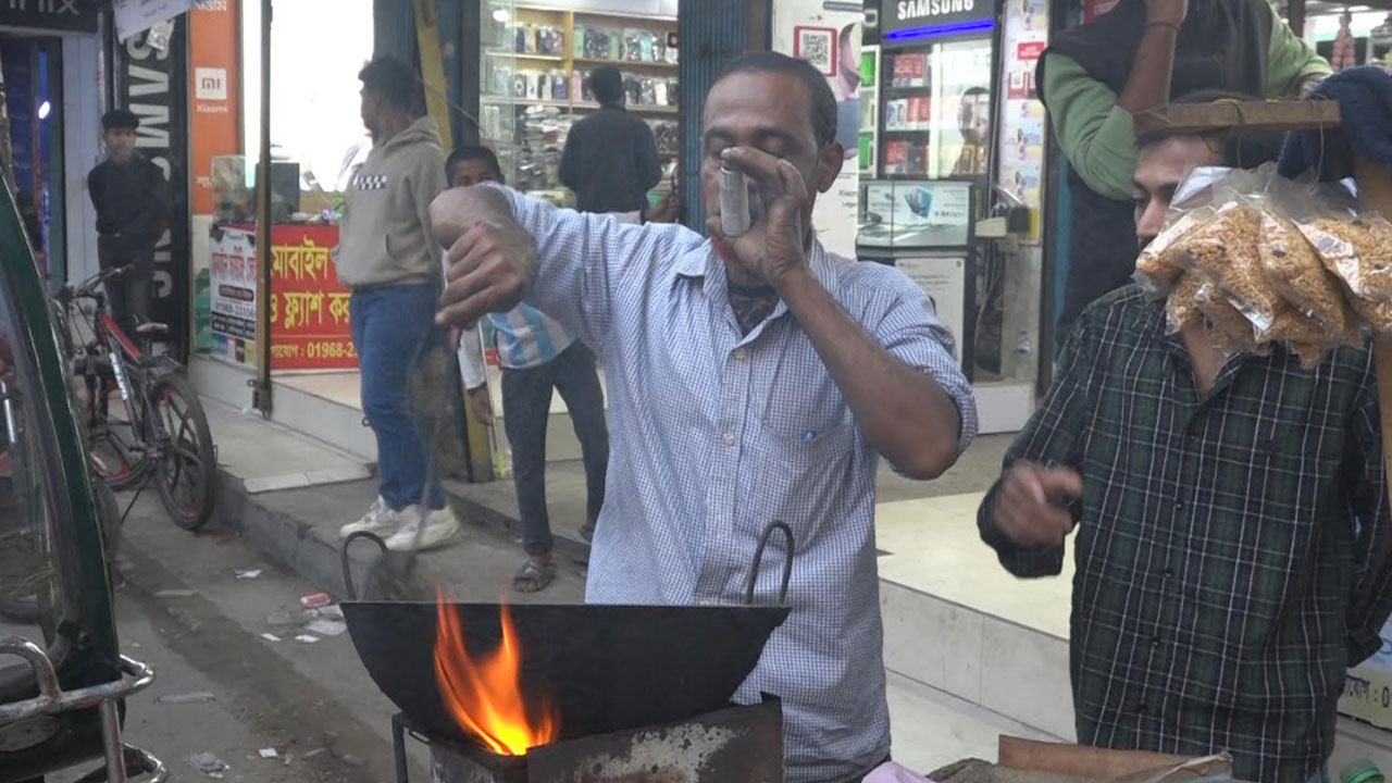 এক হাতে ইনহেলার আর অন্য হাতে খুন্তি, এভাবেই সংসার চালান বৃদ্ধ