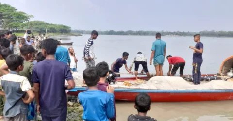 ঝালকাঠিতে লঞ্চের ধাক্কায় নৌকাডুবি, শিশু নিখোঁজ