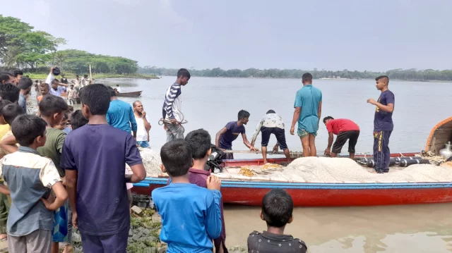 ঝালকাঠিতে লঞ্চের ধাক্কায় নৌকাডুবি, শিশু নিখোঁজ