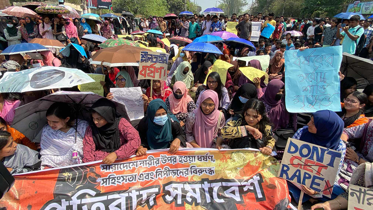 ধর্ষকের সর্বোচ্চ শাস্তির দাবিতে মহাসড়ক অবরোধ রাবি শিক্ষার্থীদের