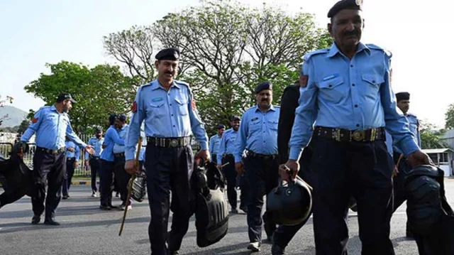 পাকিস্তানে এবার দুই পুলিশ কর্মকর্তাকে জিম্মি